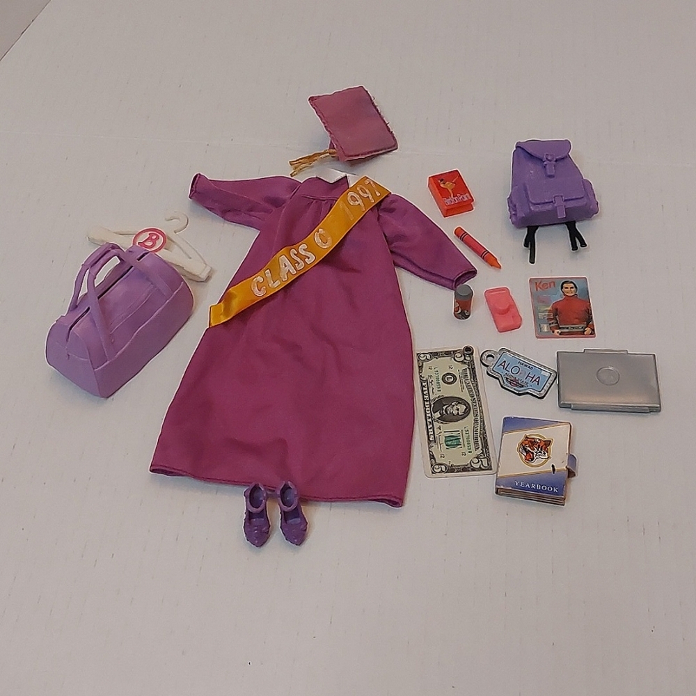 BARBIE CAP GOWN 1997 WITH ACCESSORIES 16 Peice